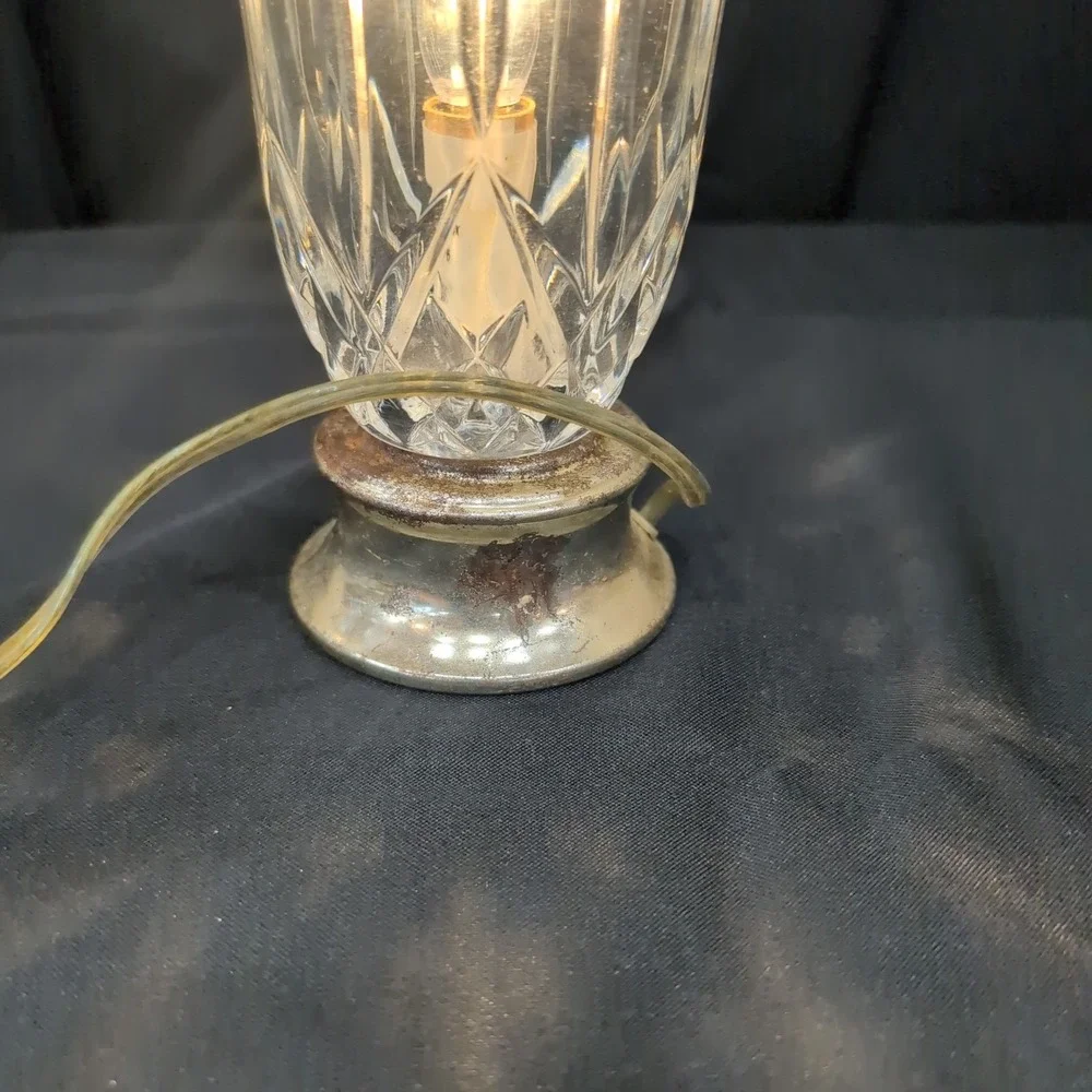 Vintage Electric Hurricane Accent Lamp Clear Cut Glass Silver Base - Picture 3 of 8